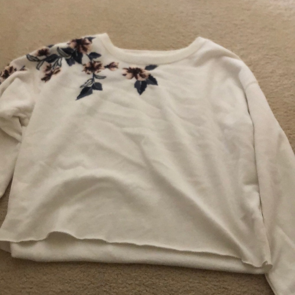 White cropped sweatshirt with flowers
